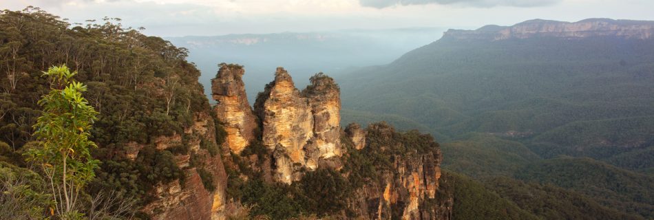 Three_Sisters_rock_formation_in_the_Blue_Mountains_NSW_Australia.