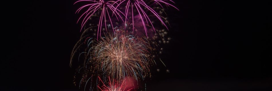 Fireworks_lighting-up_the_night_sky_over_Plymouth
