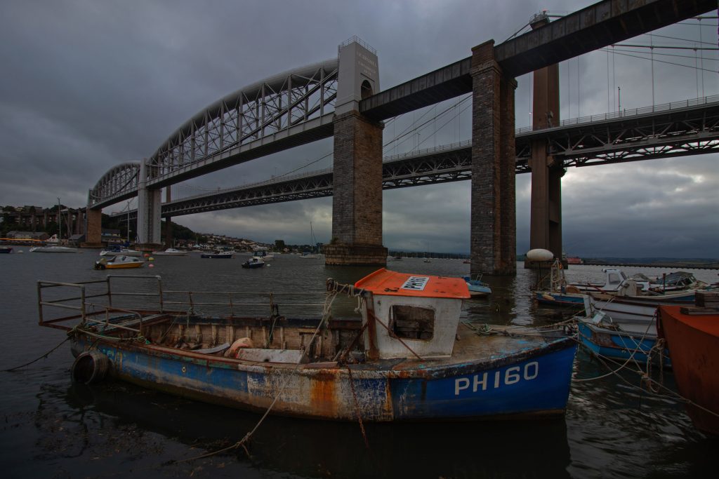Fishing_boat_on_the_River_Tamar_with_The_Albert_Rail_Bridge_and_Tamar_Bridge_in_the_background