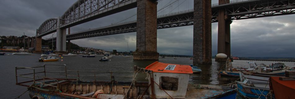 Fishing_boat_on_the_River_Tamar_with_The_Royal_Albert_Rail_Bridge_and_Tamar_Bridge_in_the_background