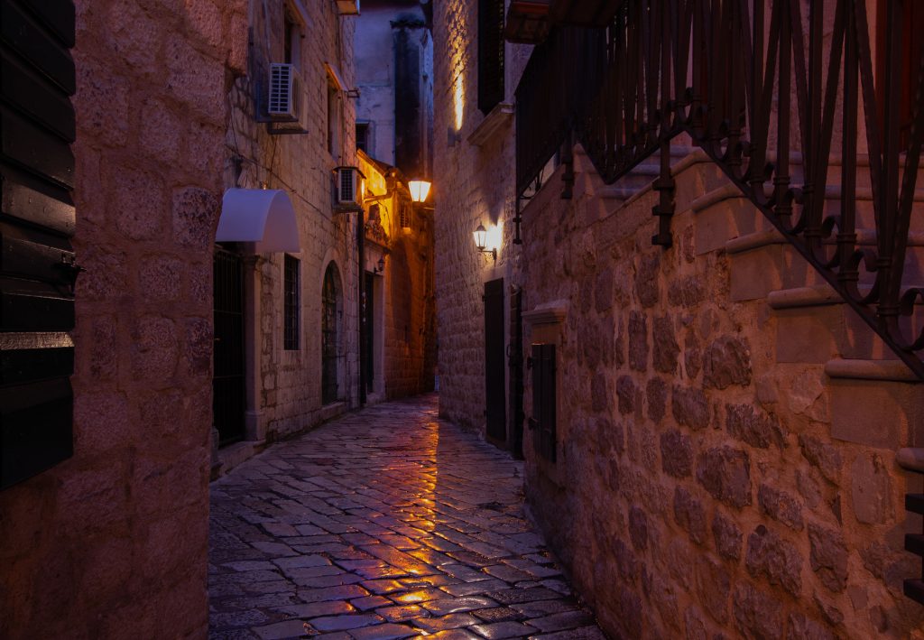kotor_old_town_at_night