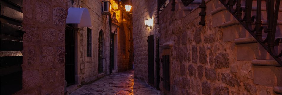kotor_old_town_at_night
