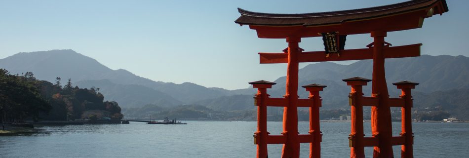 Floating_torii_gate_of_Itsukushima_Shrine_on_Miyajima_Island