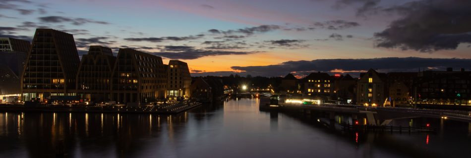 Nyhavn_in_Copenhagen_at_night_with_waterfront_buildings_illuminated_along_the_canal