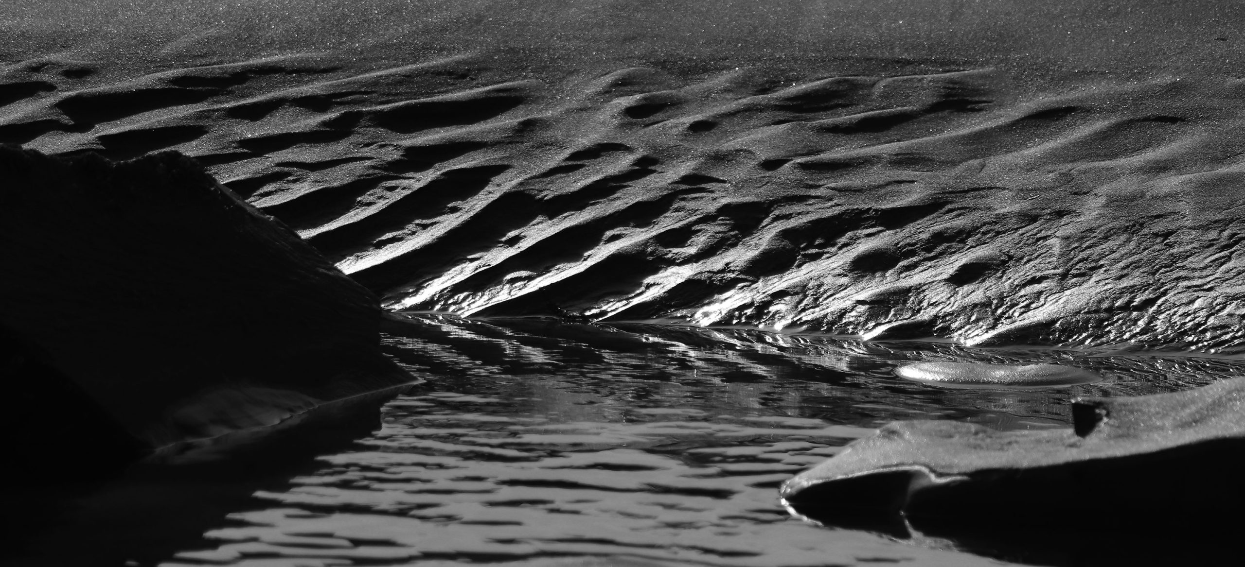 sand_ridges_on_beach_b&w
