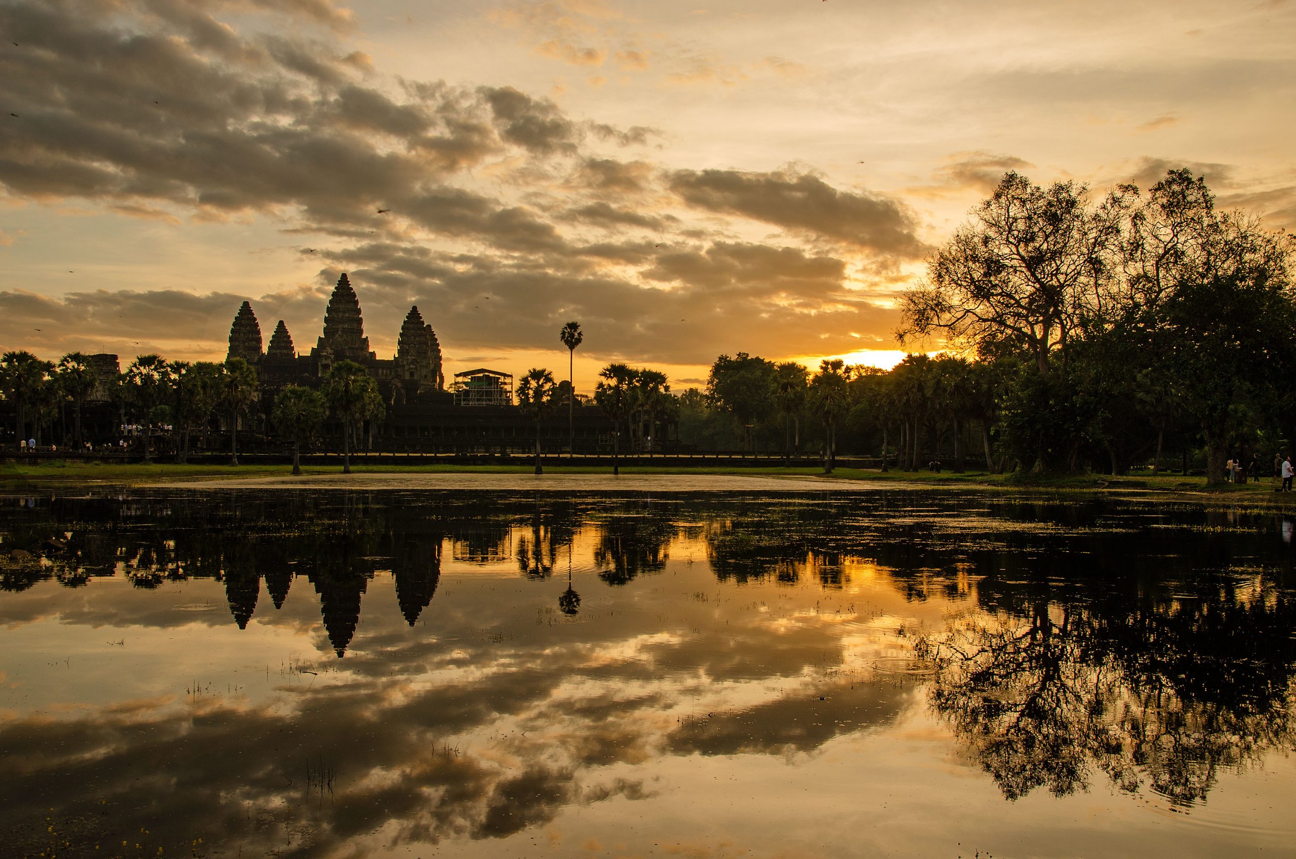 Angkor_wat_at_dawn