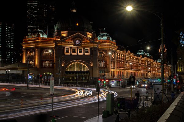 flinders_street_station_melbourne_at_night_light-trails