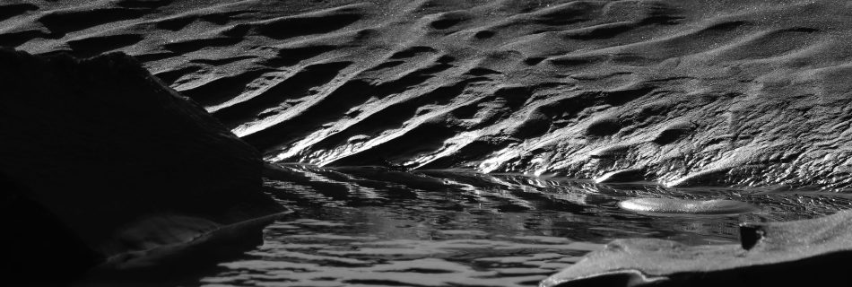 wave_cut_sand_ridges_along_shoreline