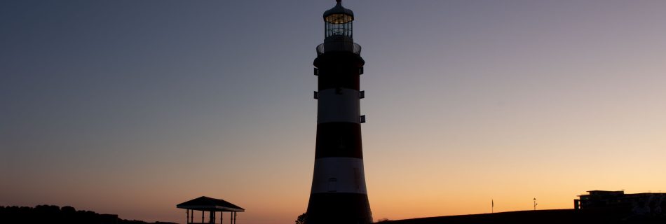smeaton’s_tower_standing_on_ plymouth_hoe_at_night