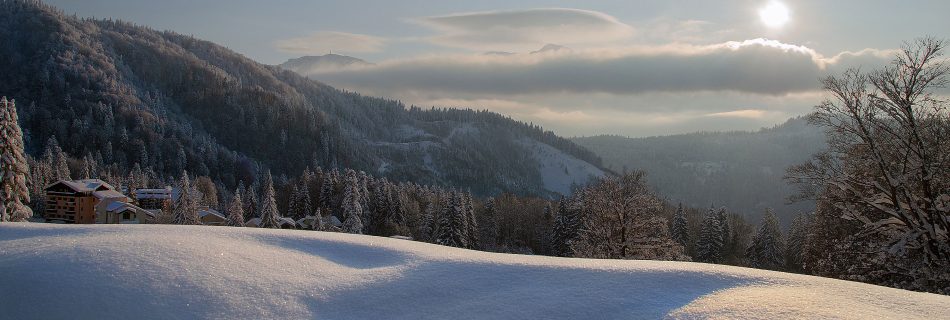 Snow_covered_landscape_viewed_from_cabana_trei_brazi_romania