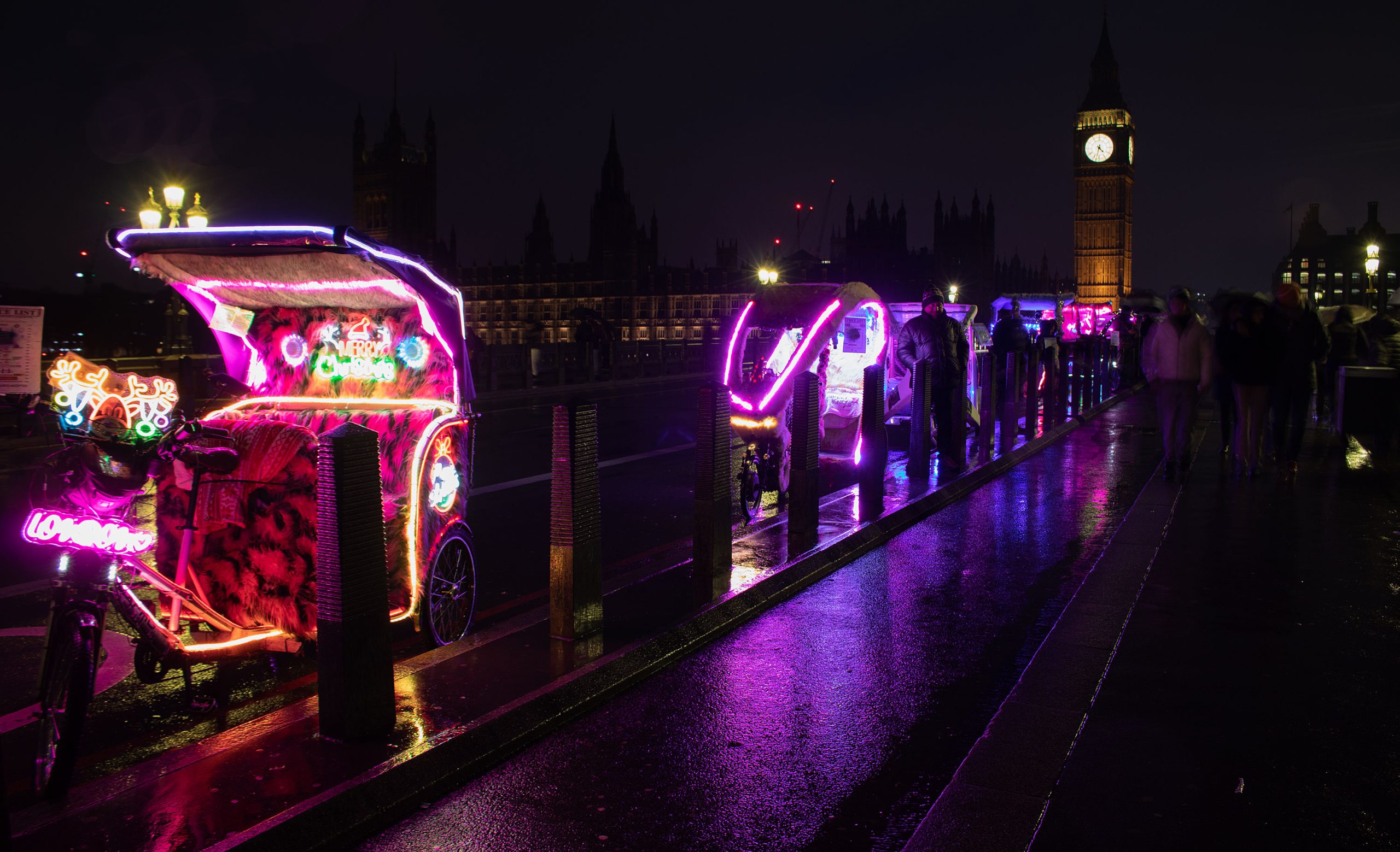 tuk_tuk's_on_westminster_bridge_in_london_with_big_ben_and_the_houses_of_parliament
