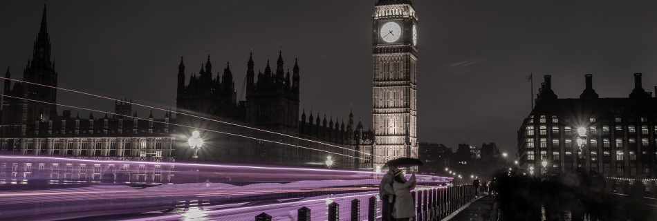 long_exposure_light_trails_on_westminster_bridge_at_night_with_the_houses_of_parliament_in_the_background