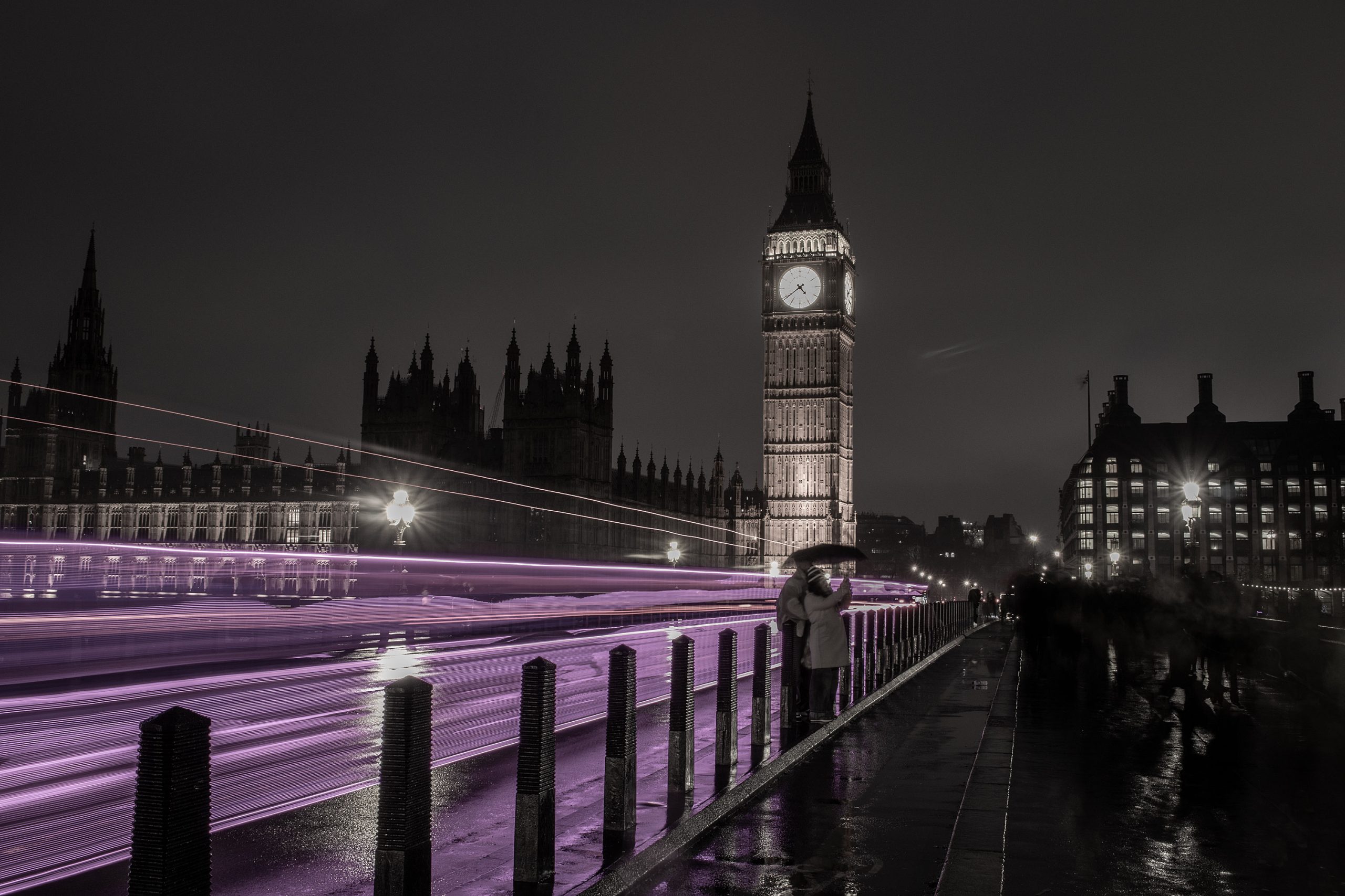 long_exposure_light_trails_on_westminster_bridge_at_night_with_the_houses_of_parliament_in_the_background