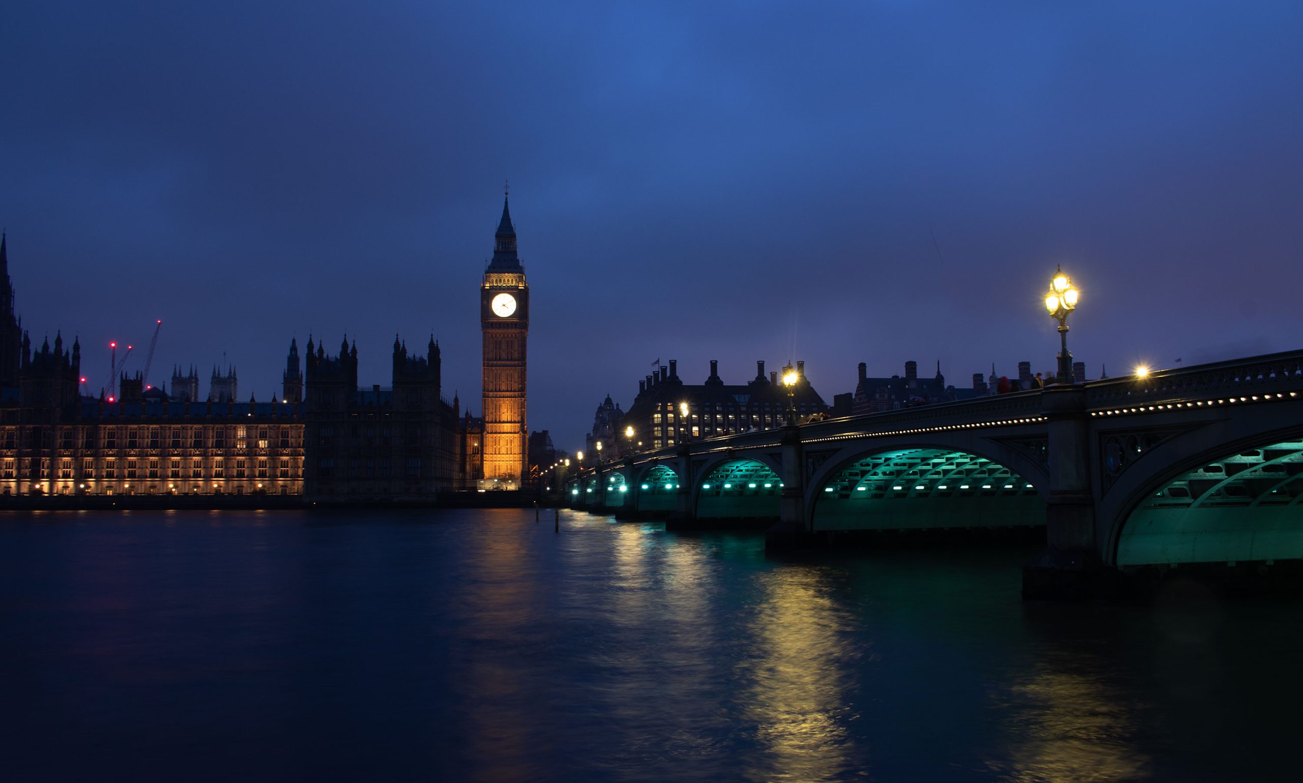 night_time_view_across_river_thames_by_westminster_bridge_to_houses_of_parliament
