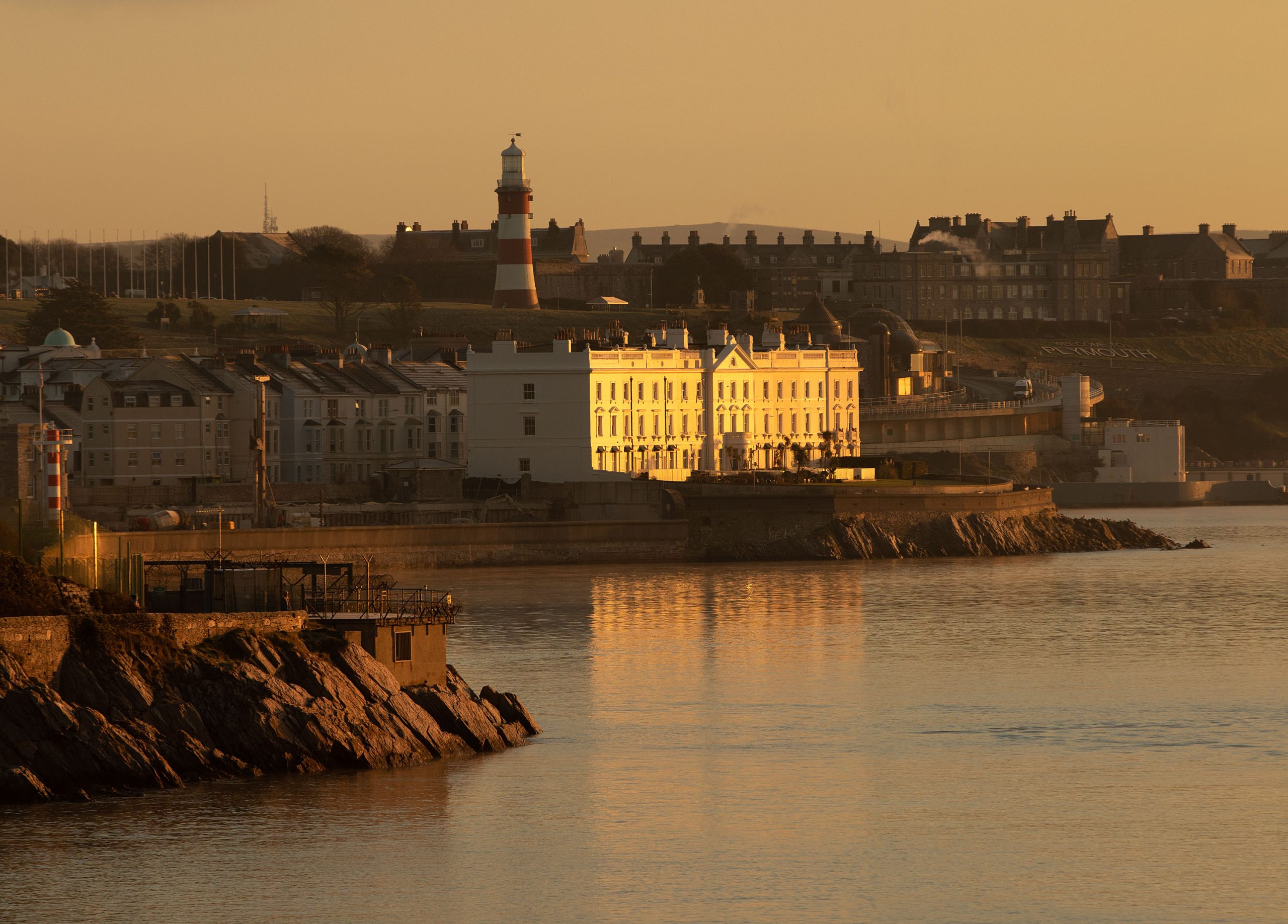 grand_parade_on_west_hoe_plymouth_with_seafront_promenade_with_smeatons_tower
