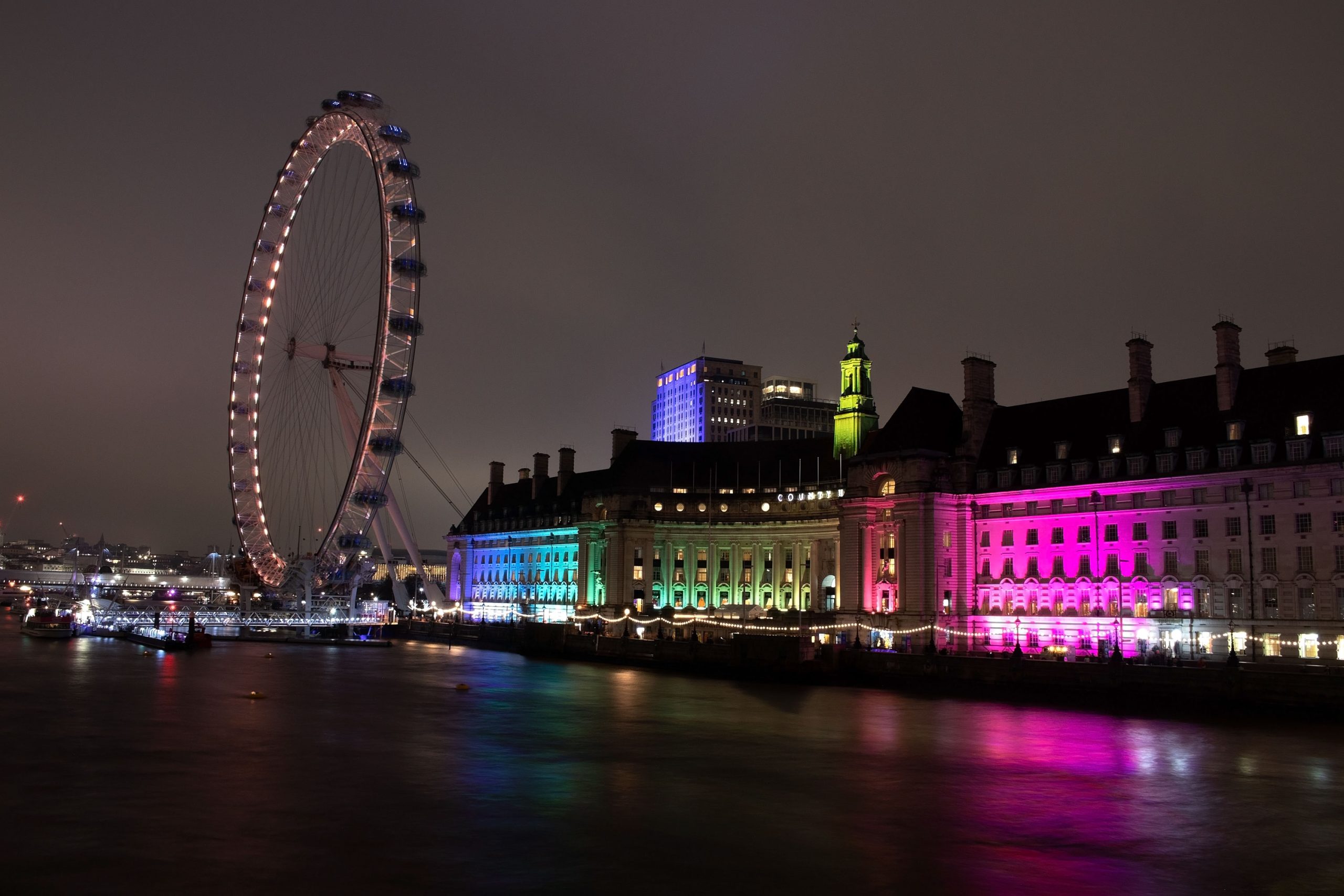 illuminated_london_eye_viewed_from_westminster_bridge_at_night
