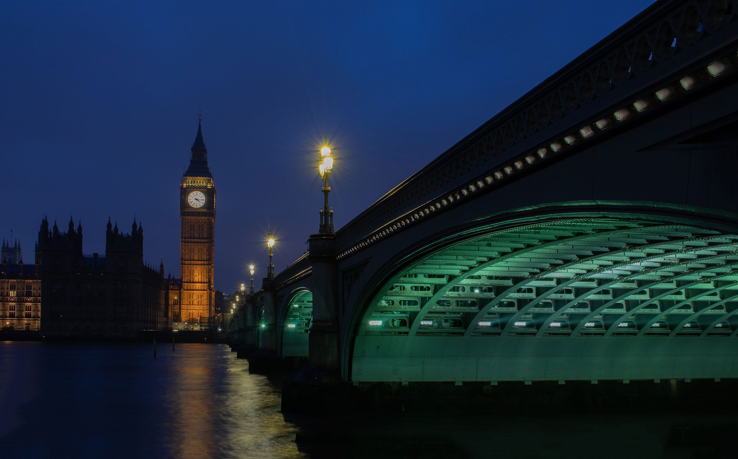 night_time_view_across_river_thames_by_westminster_bridge_to_houses_of_parliament
