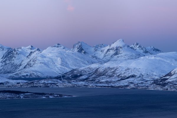 Snow_covered_peaks_of_the_Lyngen_Alps_near_Tromso