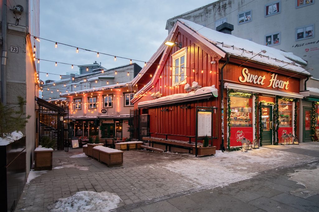 Snow_and_ice_covered_Storgata_pedestrian_street_corner_in_Tromsø