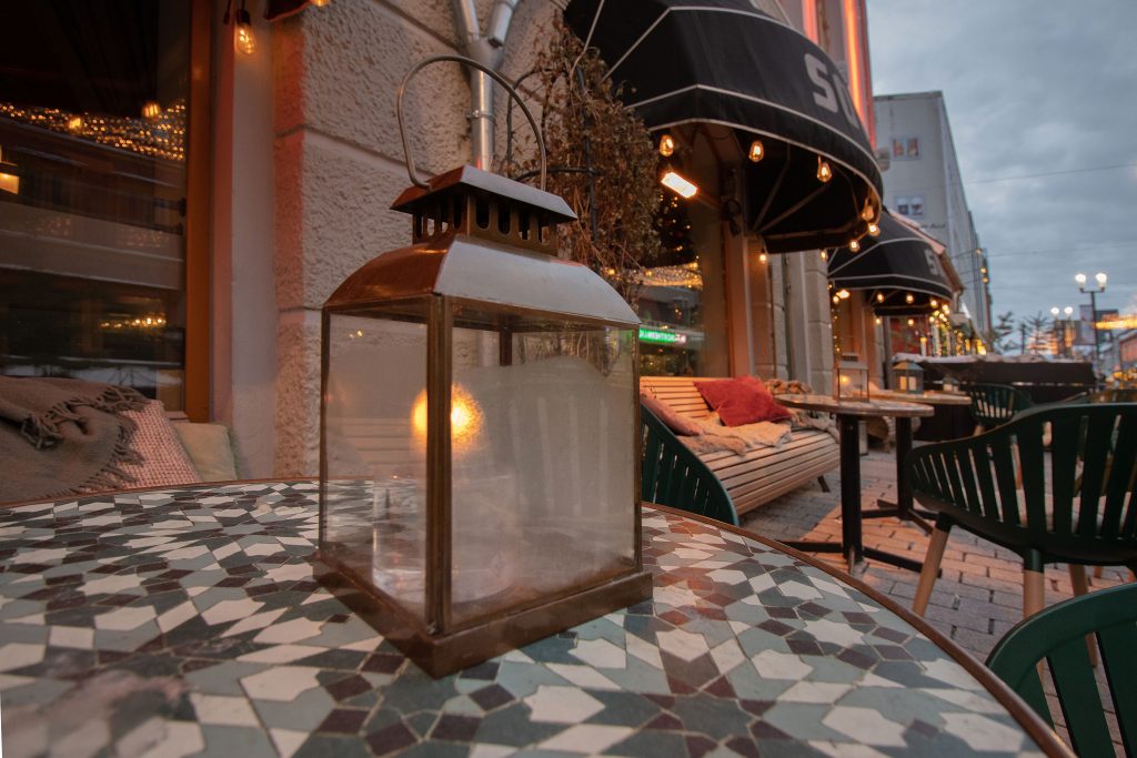 Café_on_Storgata_in_Tromsø_with_outdoor_seating