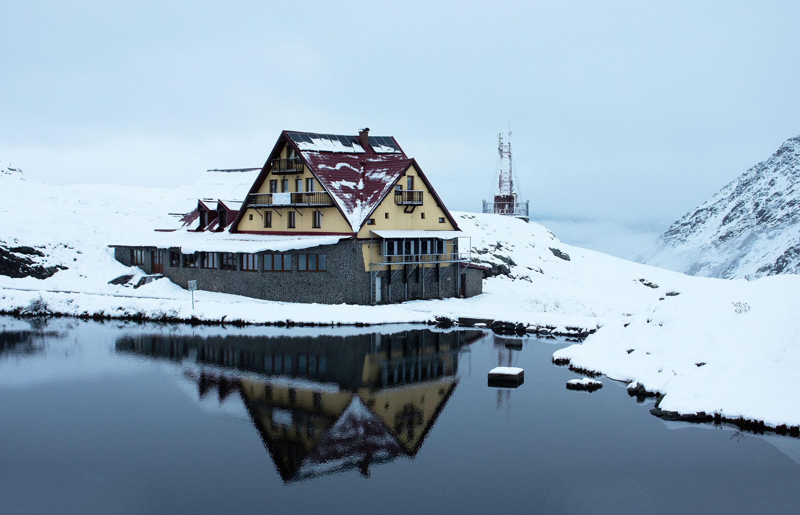 Cabana_Bâlea_Lac_mountain_lodge_beside-Bâlea_Lake_in_Romania’s_Carpathian_Mountains.