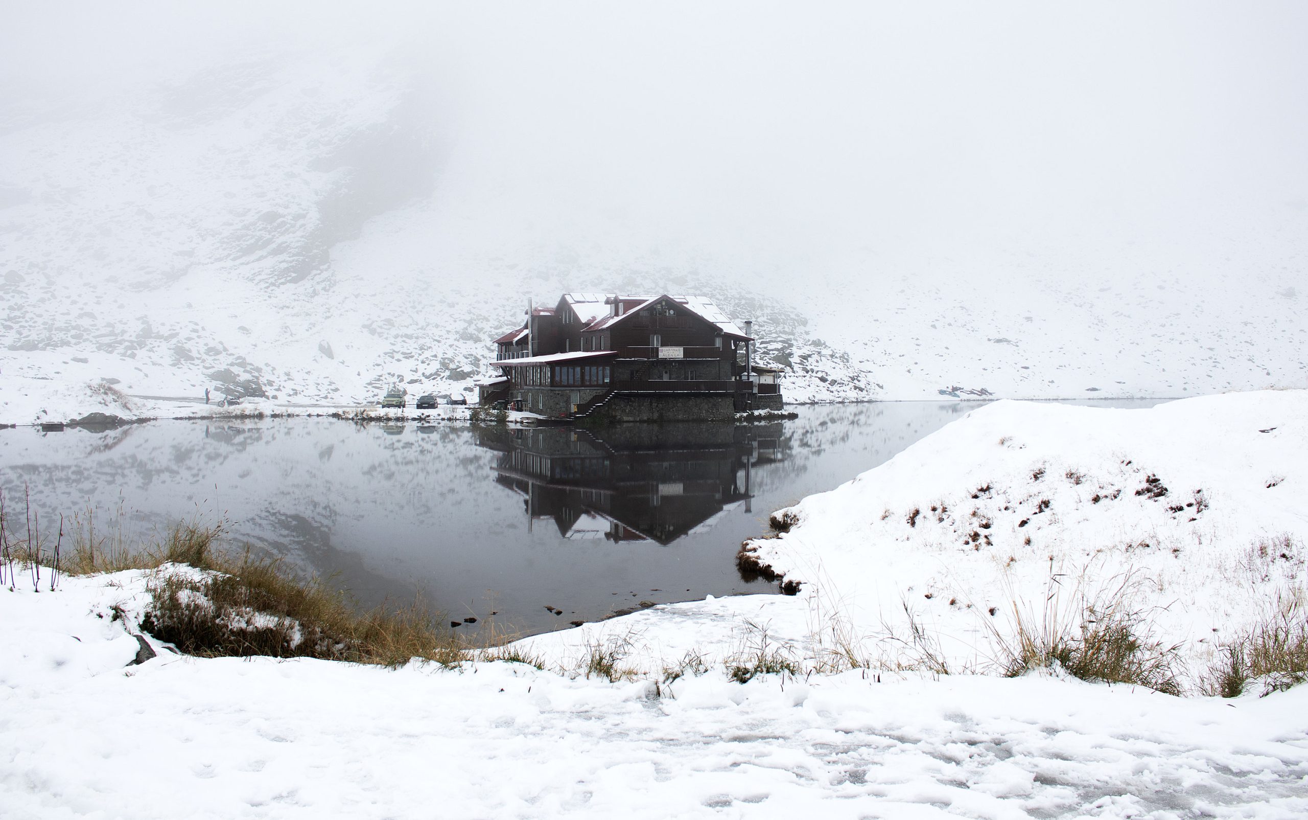 Cabana_Bâlea_Lac_mountain_lodge_beside_Bâlea_Lake_in_Romania’s_Carpathian_Mountains.