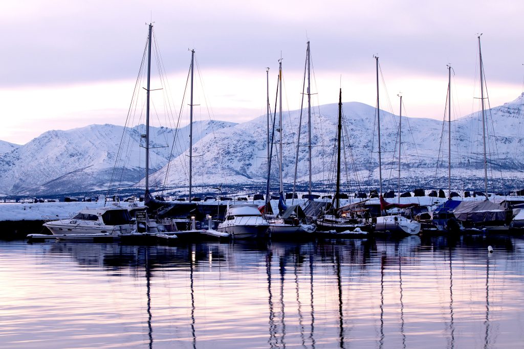 yachts_moored_in_Tromsø_Harbour_with_Arctic_mountains_in_the_background