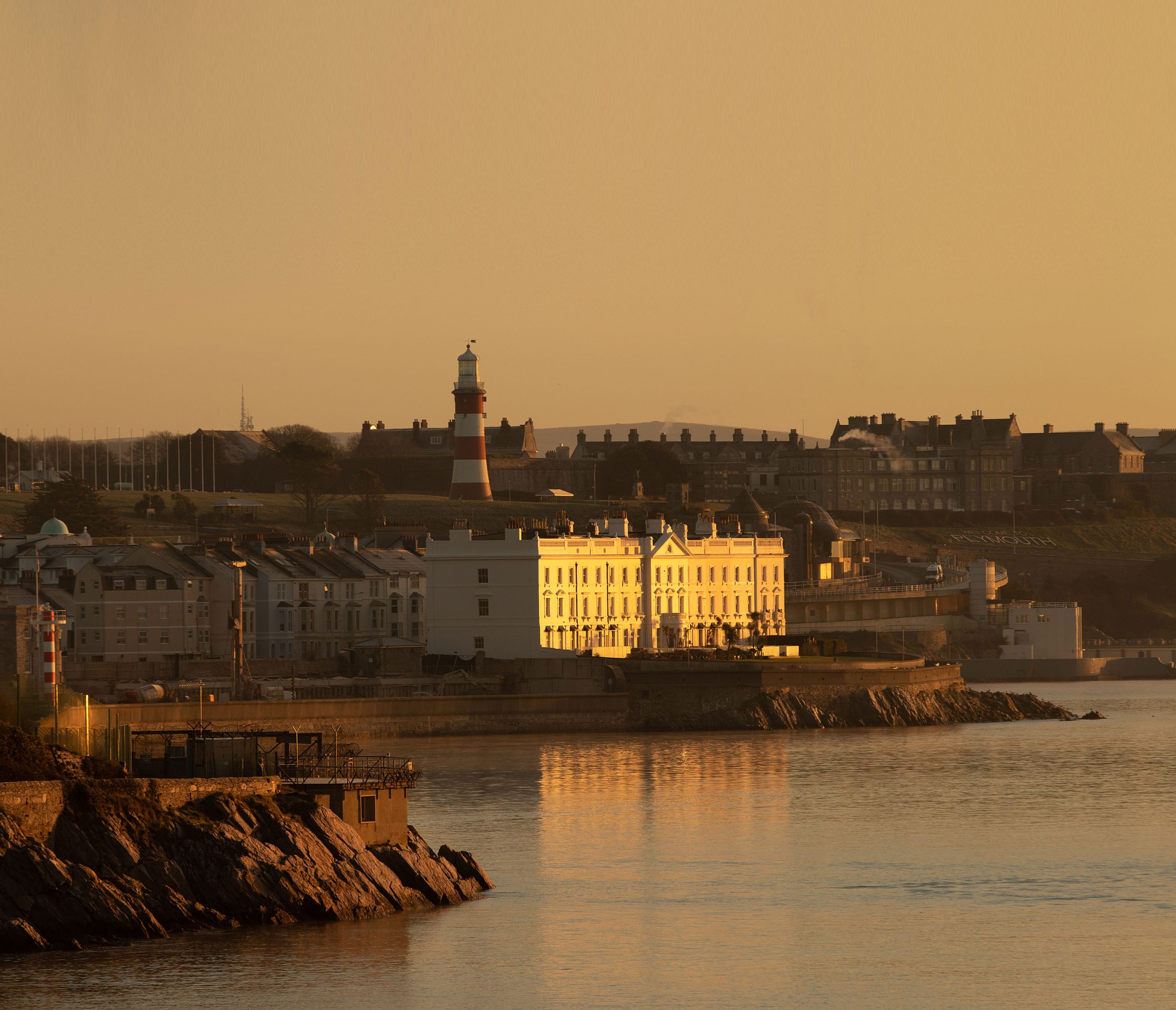 grand_parade_on_west_hoe_plymouth_with_seafront_promenade_with_smeatons_tower