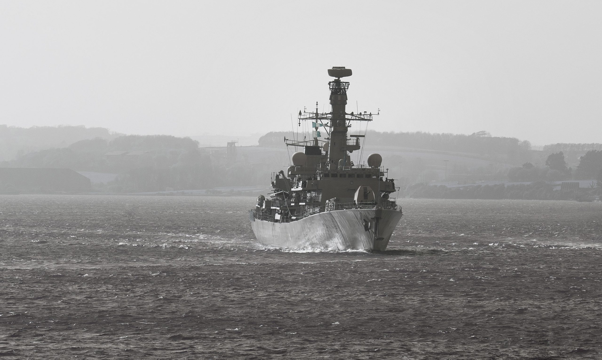 Navy_warship_sailing_on_the_River_Tamar_near_Plymouth