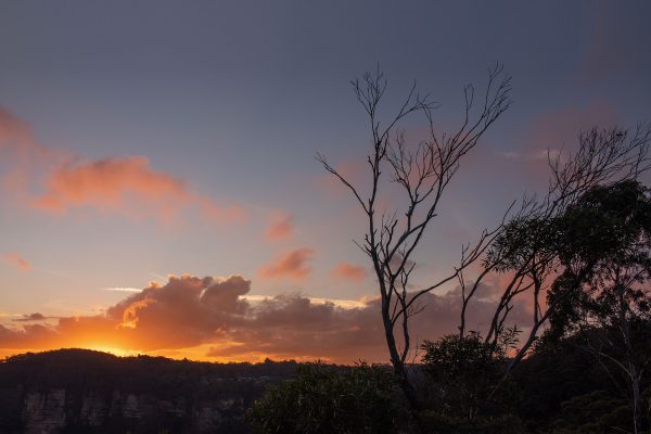 Sunset_at_Echo_Point_overlooking_the_Blue_Mountains_Australia.