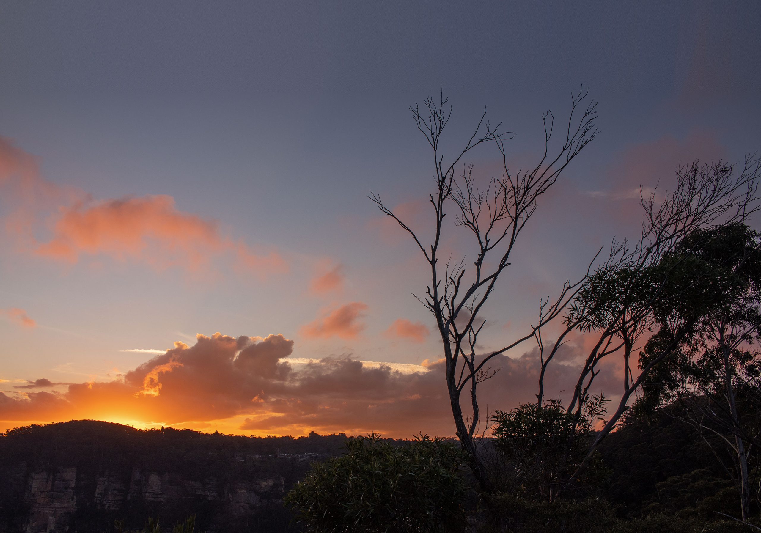Sunset_at_Echo_Point_overlooking_the_Blue_Mountains_Australia.