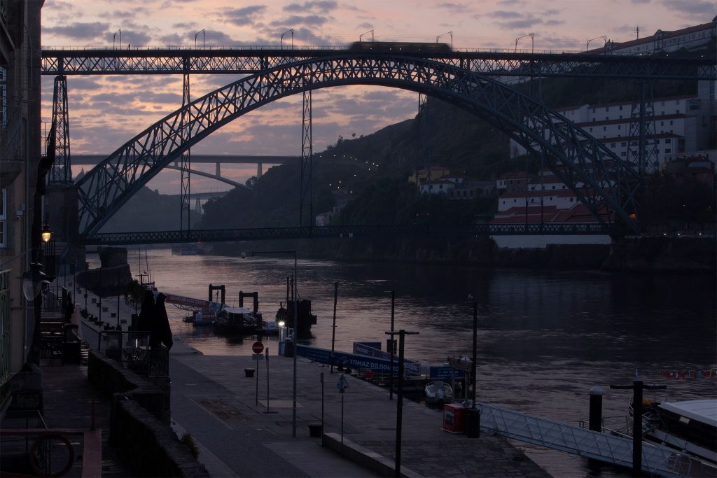 Dom_Luís_I_Bridge_spanning_the_Douro_River_with_Porto_waterfront_view