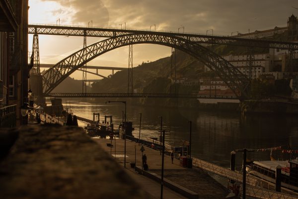 Dom_Luís_I_Bridge_spanning_the_Douro_River_with_Porto_waterfront_view