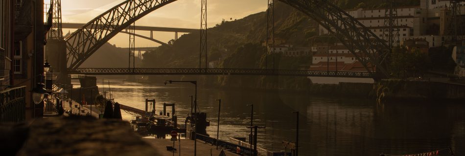 Dom_Luís_I_Bridge_spanning_the_Douro_River_with_Porto_waterfront_view