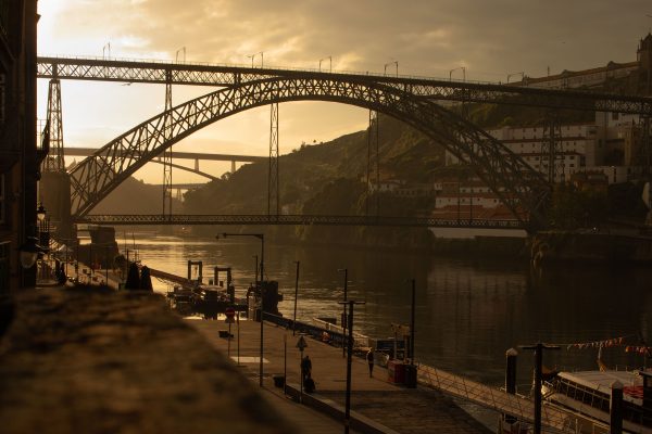Dom_Luís_I_Bridge_spanning_the_Douro_River_with_Porto_waterfront_view