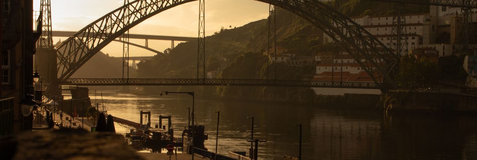 Dom_Luís_I_Bridge_spanning_the_Douro_River_with_Porto_waterfront_view
