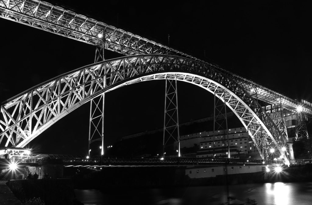 Black_and_white_photograph_of_Dom_Luís_I_Bridge_spanning_the_Douro_River