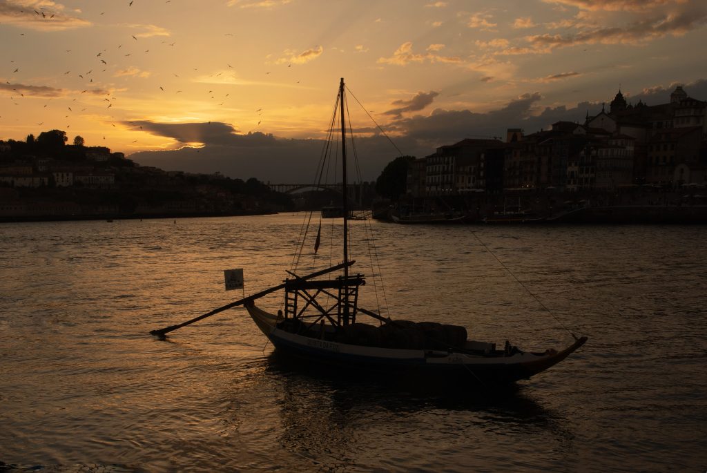 Traditional_rabelo_boat_moored_on_the_Douro_River_at_sunset