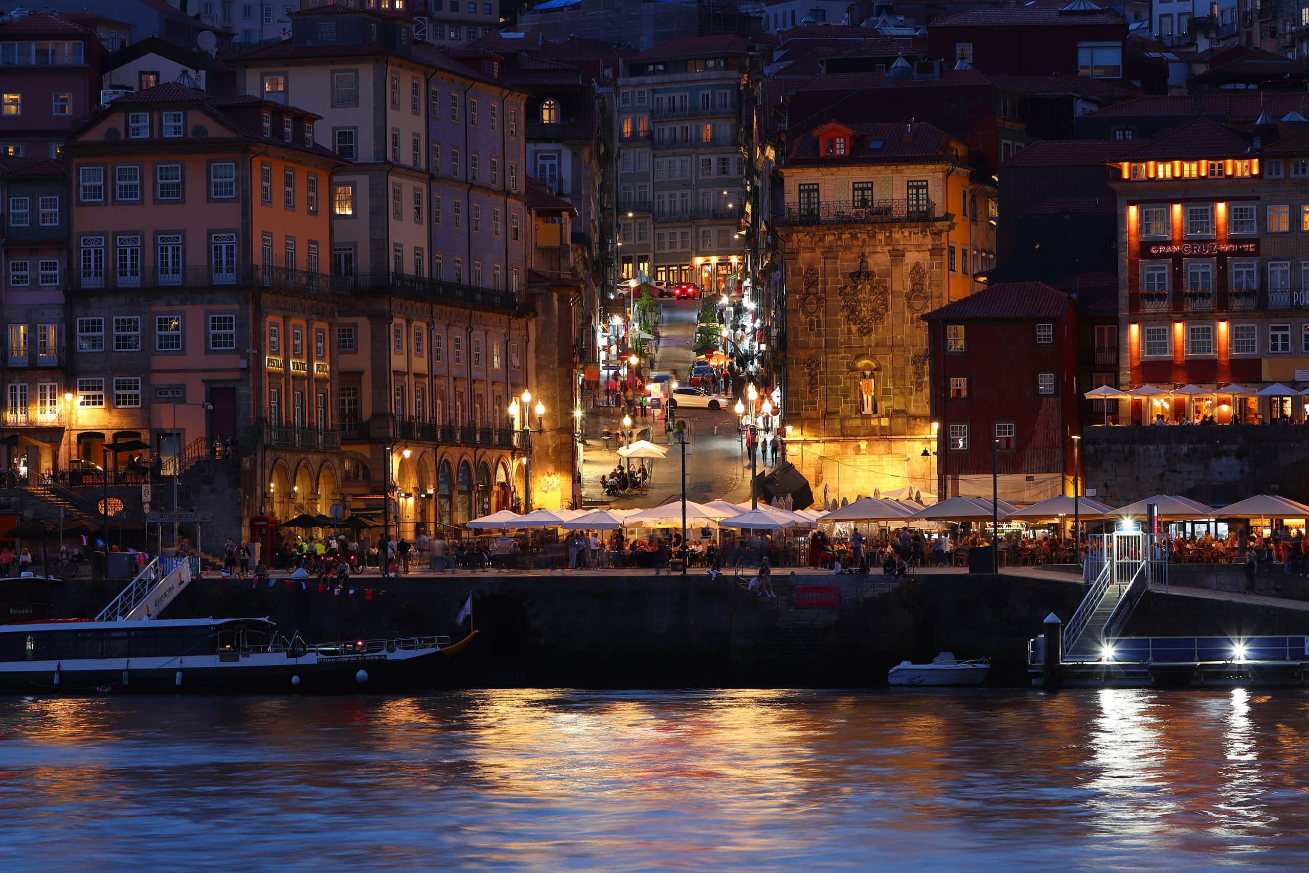 Waterfront_restaurants_and_outdoor_nighttime_dining_along_the_Douro_River_in_Porto