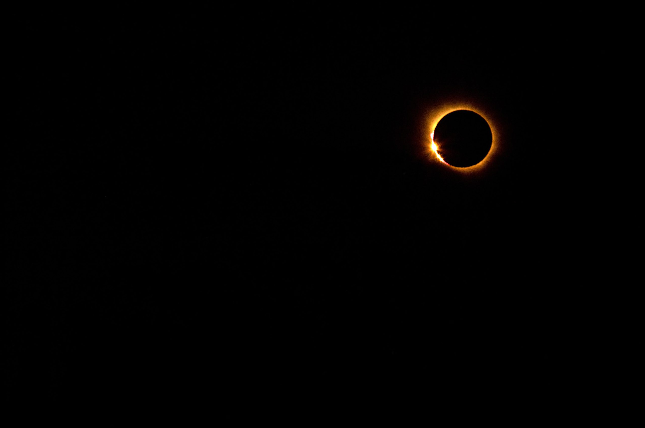 total_solar_eclipse_with_glowing_corona
